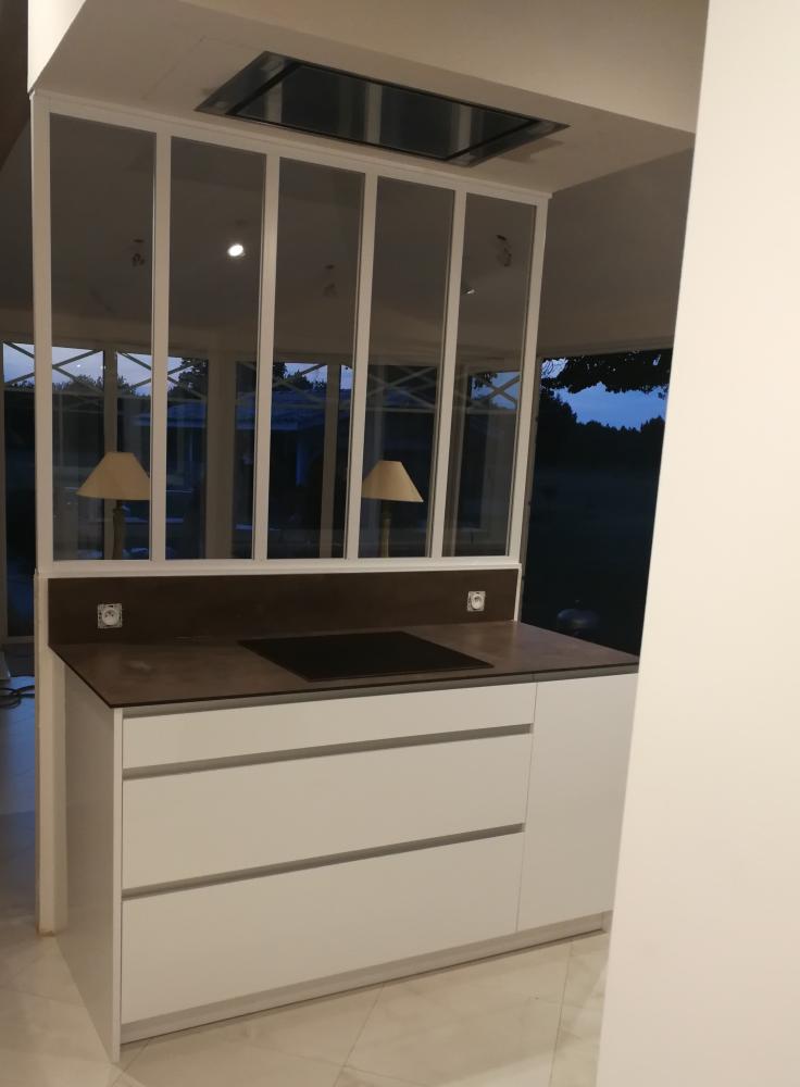 Ilôt avec verrière et hotte de plafond