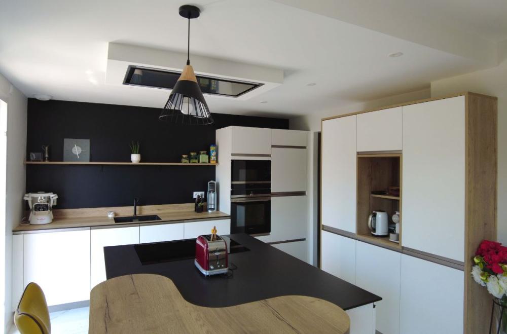 Cuisine avec hotte de plafond