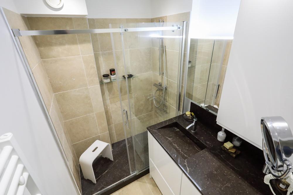 Salle d'eau en travertin et quartz