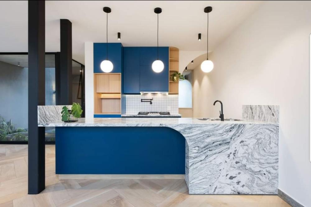 Cuisine bleue avec arrondi
