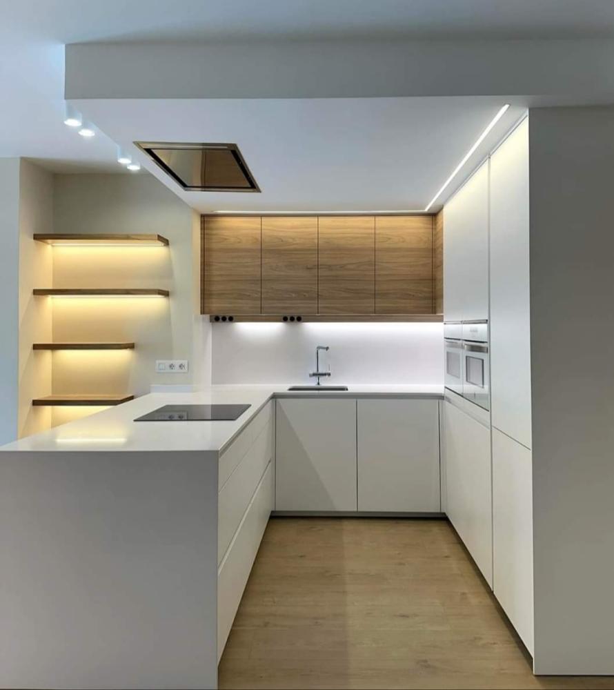 Cuisine blanche avec bati plafond et hotte