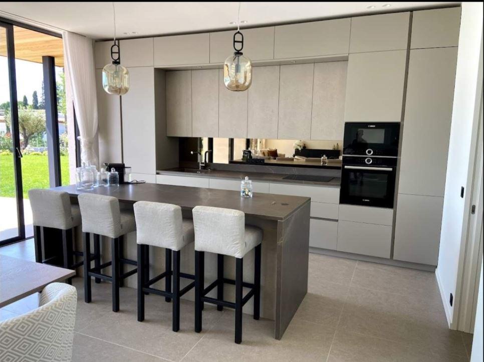 Cuisine sur tout un mur